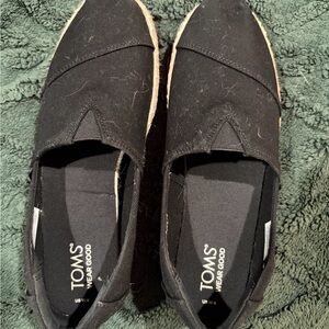 TOM’S Women’s black slip on shoes